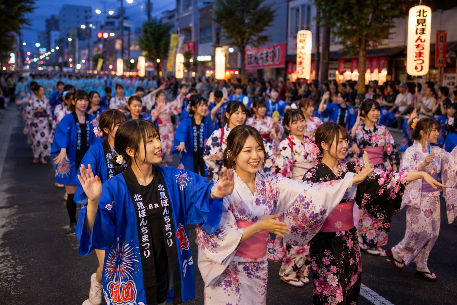 浴衣姿の踊り手たちが夜の商店街を練り歩くイメージ画像（AI生成）